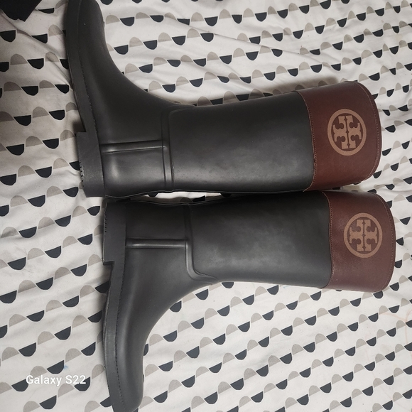 semi-new rain boots worn 3 times - Picture 3 of 3